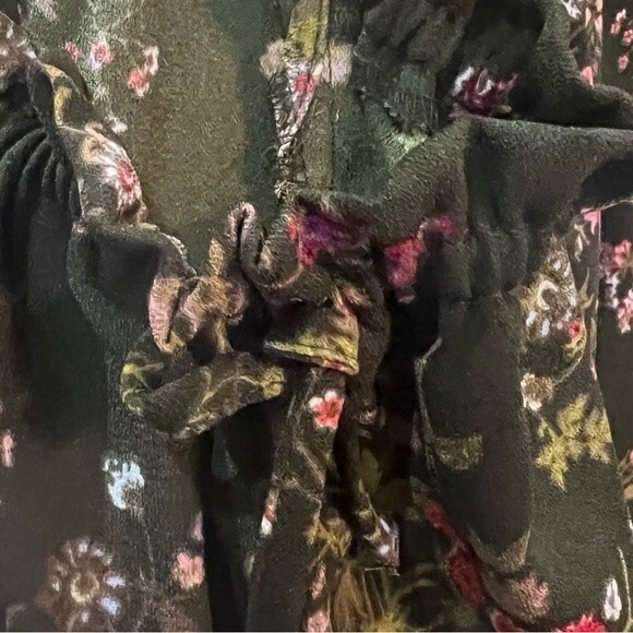 Lauren Conrad army green cold shoulder floral top size XS - Picture 5 of 7